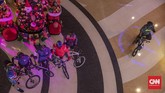 FOTO : Gowes Sepeda Keliling Mal di Jakarta Sebuah pusat perbelanjaan di kawasan Jakarta Selatan menyedikan layanan bersepeda keliling mal untuk menarik minat pengunjung yang berkurang selama pandemi.