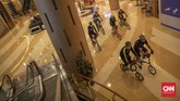 FOTO : Gowes Sepeda Keliling Mal di Jakarta Sebuah pusat perbelanjaan di kawasan Jakarta Selatan menyedikan layanan bersepeda keliling mal untuk menarik minat pengunjung yang berkurang selama pandemi.