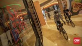 FOTO : Gowes Sepeda Keliling Mal di Jakarta Sebuah pusat perbelanjaan di kawasan Jakarta Selatan menyedikan layanan bersepeda keliling mal untuk menarik minat pengunjung yang berkurang selama pandemi.