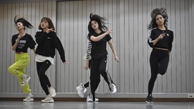 FOTO: Sisi Gelap Industri K-pop, Terjebak Mimpi Jadi Idol