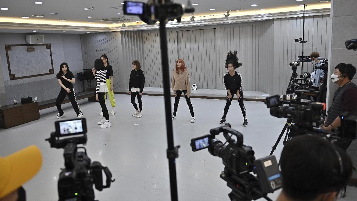 FOTO: Sisi Gelap Industri K-pop, Terjebak Mimpi Jadi Idol