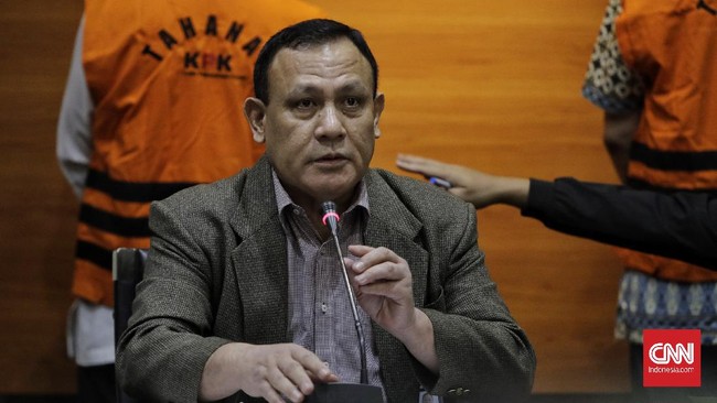 Ketua KPK, Firli Bahuri menyebut penyuntikan vaksin ke tahanan penting dilakukan mengingat mereka masuk ke dalam kategori rentan terinfeksi virus corona.
