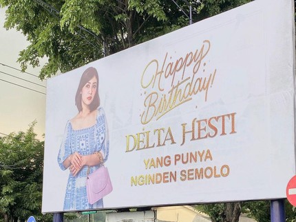 Kejutan Ultah Istri ala Crazy Rich Surabaya, Pasang Baliho di Pinggir Jalan