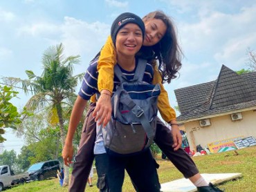 Sudah Dikenalkan ke Ortu, Ini Foto Mesra Kiesha Alvaro & Saskia Chadwick