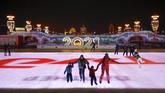 FOTO: Melongok Gelanggang Ski Es Terbesar di Rusia Rusia membangun lintasan ski terbesar di negara tersebut di Kota Moskow, pembukaan digelar pada Jumat (27/11) waktu setempat.