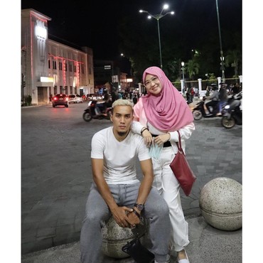 Rayakan 10 Tahun Pernikahan, Okie Agustina: Jangan Bosen Ya