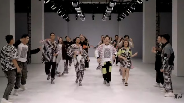 Pesona Labirin yang Penuh Warna dari Tities Sapoetra