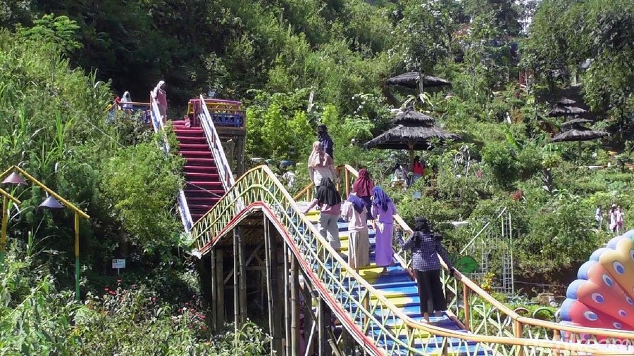 Obyek wisata Pulas Garden bisa menjadi alternatif liburan saat pandemi. Taman ini berada di Desa Sipedang Kecamatan Banjarmangu, Banjarnegara.