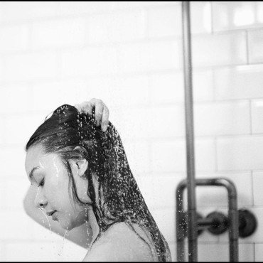 Netizen Iri Gading Marten Foto Anya Geraldine saat Mandi