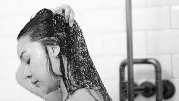img-title Netizen Iri Gading Marten Foto Anya Geraldine saat Mandi