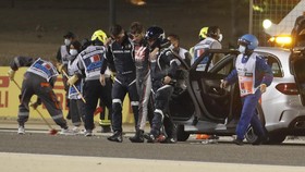 Mobil Terbelah Dua dan Terbakar, Grosjean Hanya Luka Minor
