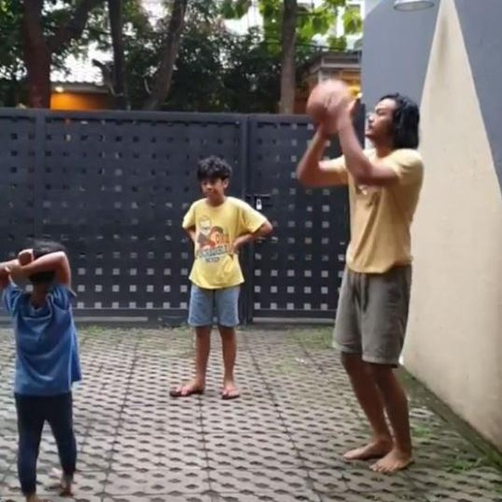 <p>Kini Dwi Sasono kembali punya waktu bermain dengan anak-anaknya. (Foto: Instagram @widimulia)</p>