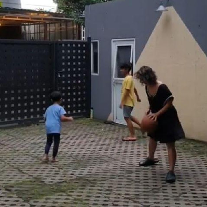 <p>Kebahagiaan juga dirasakan sang istri, Widi Mulia, yang turut serta main basket. (Foto: Instagram @widimulia)</p>