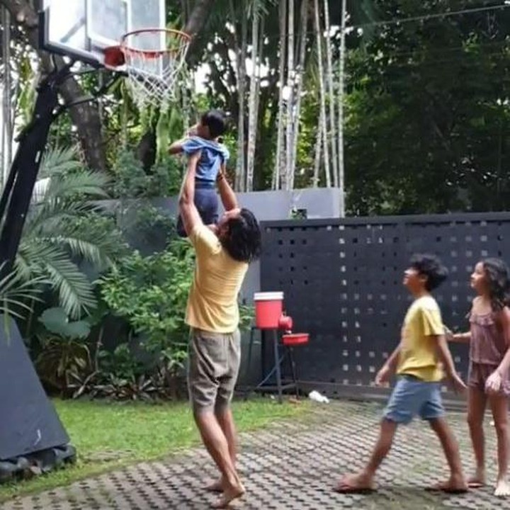 <p>Anak-anaknya pun tampak senang karena sang ayah bisa kembali menemani mereka bermain basket. (Foto: Instagram @widimulia)</p>