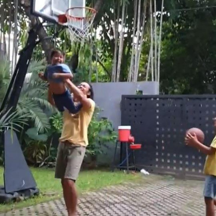 <p>Seru banget ya Dwi Sasono saat main bareng anak-anaknya. (Foto: Instagram @widimulia)</p>