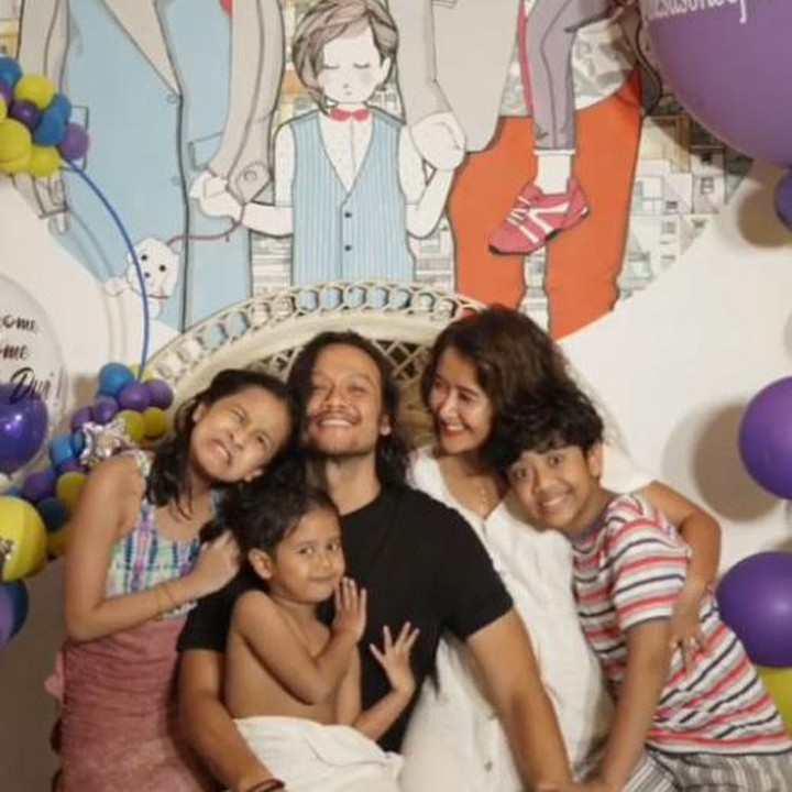 <p>Penyanyi Widi Mulia dikaruniai oleh tiga anak, yang dilahirkan secara normal. Namun untuk anak terakhirnya, yakni Den Bagus, istri Dwi Sasono ini melahirkannya dengan metode <em>water birth</em> yang didampingi oleh sang ibunda serta bidan di rumah bersalin kawasan di Ubud, Bali. (foto: Instagram @widimulia)</p>