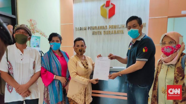 Emak-emak melaporkan kubu paslon Pilwalkot Surabaya nomor urut 2  soal video 'hancurkan Risma' ke Bawaslu, Sabtu (28/10).