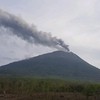 Gunung Ili Lewotolok NTT Erupsi Disertai Lontaran Larva Pijar
