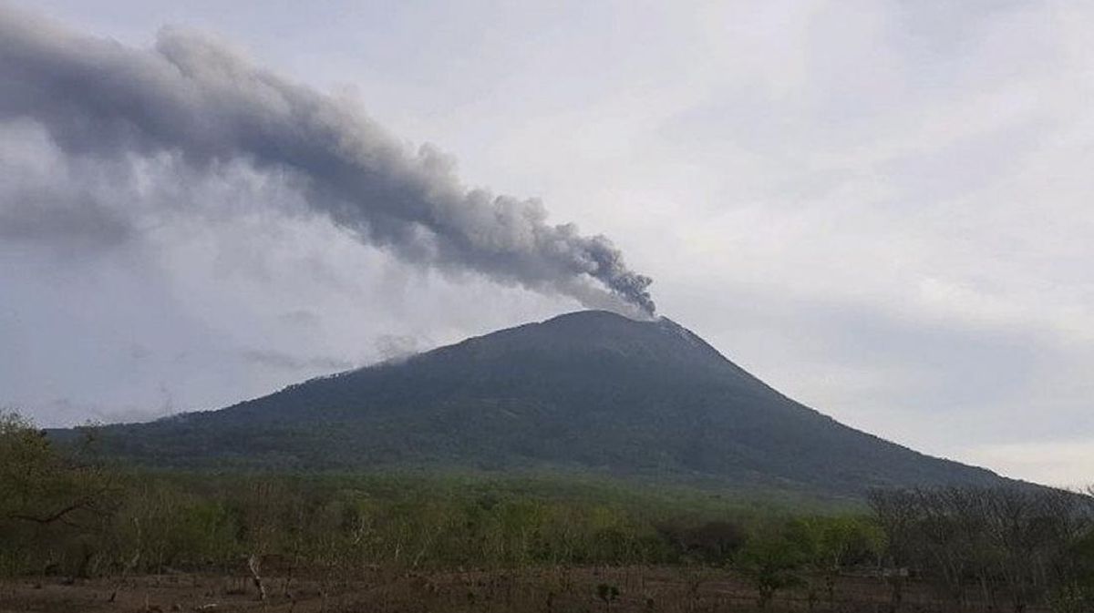 Gunung Ili Lewotolok Erupsi Minggu Siang, Semburan Abu 600 Meter