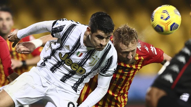 Juventus gagal menempel ketat AC Milan di papan atas Liga Italia usai ditahan imbang Benevento 1-1, Minggu (29/11).