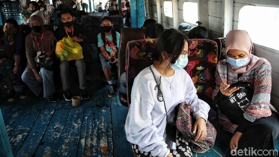 Sejumlah wisatawan bersiap menaiki kapal tradisional dan Dinas Perhubungan tujuan Pulau Seribu di kawasan Pelabuhan Kali adem, Minggu (29/11). Menurut keterangan petugas, memasuki libur akhir tahun, jumlah pengunjung wisatawan ke Pulau Seribu semakin banyak, karena Pulau Seribu tersebut masih menjadi destinasi favorit wisatawan warga Jakarta.