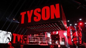 Bau Ganja Menyengat Saat Mike Tyson Naik Ring