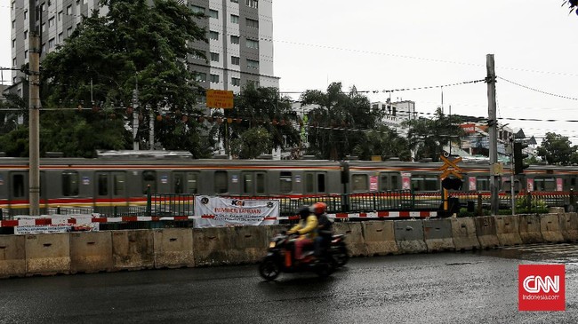 KAI Daop 1 Jakarta menutup enam perlintasan liar sebagai upaya mewujudkan keselamatan dan keamanan perjalanan kereta api (KA) serta masyarakat.