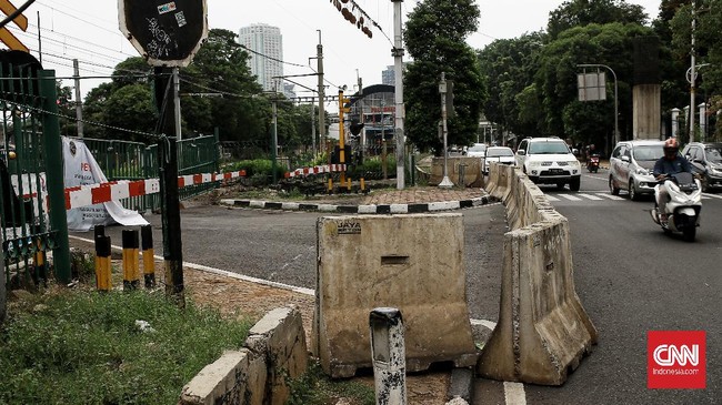 Pengemudi sempat mencoba menyalakan mesin Toyota Avanza, namun upaya itu gagal dan terlanjur disambar kereta.