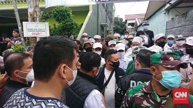 Kedatangan polisi ke rumah Rizieq Shihan menyampaikan surat panggilan terkait pelanggaran protokol kesehatan di Petamburan.