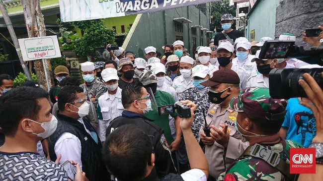Polisi mendatangi kediaman Imam Besar Front Pembela Islam (FPI) Rizieq Shihab di Petamburan, Jakarta Barat, pada Minggu (29/11).