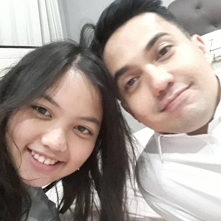 <p>Walaupun kedua orang tuanya sudah berpisah, tampaknya hubungan Zemma dengan mereka masih sangat baik. (Foto: Instagram @itzz_me_zemma)</p>
