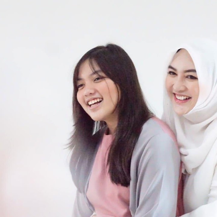 <p>Tak hanya dengan ayahnya, Zemma juga dekat dengan sang ibunda. (Foto: Instagram @itzz_me_zemma)</p>