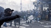 FOTO: Ricuh Demo Penolakan RUU 'Pengintaian Warga' di Prancis Penjuru Prancis pada Sabtu (28/11) dihadang demo penolakan terhadap rancangan undang-undang yang dianggap