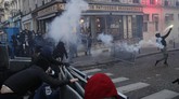 FOTO: Ricuh Demo Penolakan RUU 'Pengintaian Warga' di Prancis Penjuru Prancis pada Sabtu (28/11) dihadang demo penolakan terhadap rancangan undang-undang yang dianggap