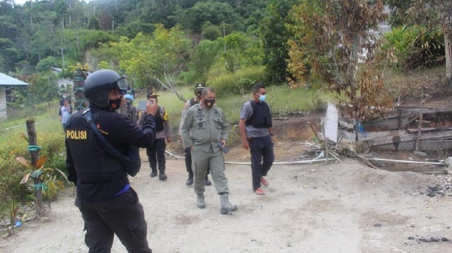 Kapolda Sulteng Abdul Rakhman Baso menggelar patroli udara di atas pegunungan dan hutan Poso untuk memantau sisa-sisa kelompok teroris di Poso.