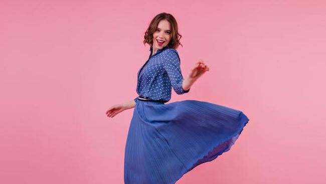 Staylist Rok Sering Diremehkan! Inilah Cara Memakai Rok Midi Agar Tetap Stylist dan ...