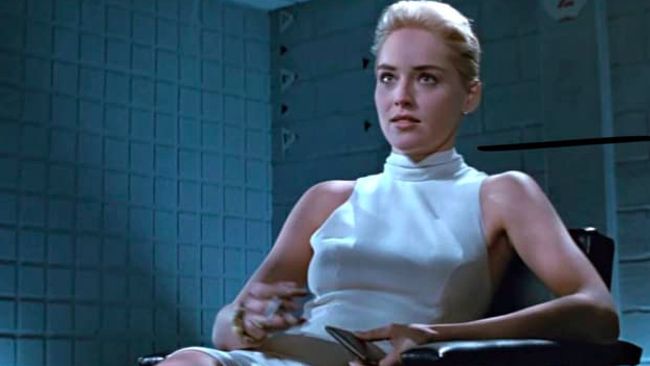 Sharon Stone dan Sekelumit Kisah Adegan Panas Basic Instinct Sharon Stone buka-bukaan soal sedikit rahasia di balik adegan panas film Basic Instinct yang ia perankan 28 tahun silam.