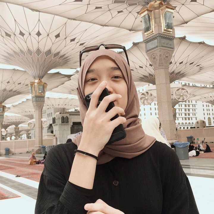 <p>5. Meski begitu, gadis ini tetap punya banyak penggemar, Bunda. Akun Instagram yang dominan berisi postingan hasil karyanya pun terhitung memiliki 45,5 ribu followers. (Foto: Instagram @shadjo04)</p>