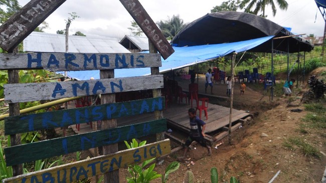 Para pengungsi mengikuti program pemulihan trauma karena mereka melihat langsung kekejian teror di Sigi.