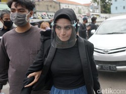 Asha Shara Berlinang Air Mata Sulit Bertemu Anak dan Dilaporkan ke Komnas PA
