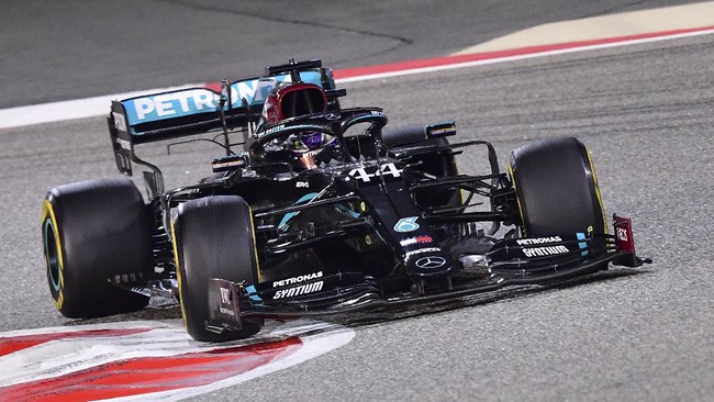 Pembalap tim Williams Racing, George Russell akan menggantikan Lewis Hamilton yang absen di F1 GP Sakhir usai positif Covid-19.