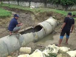 Banjir di Rembang Surut, Warga Bersihkan Lumpur dan Sampah