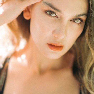 Cantiknya Kebangetan, Ini 7 Artis Keturunan Bali yang Bikin Jatuh Hati!