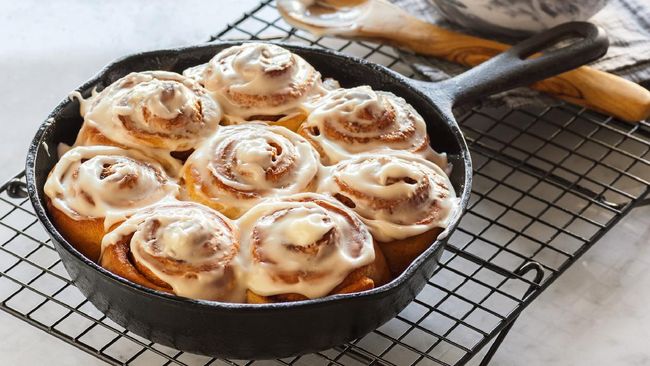 Jika bosan dengan sajian kue-kue kering, Anda bisa mencoba resep cinnamon roll lembut dengan topping cream cheese untuk hidangan Natal berikut.