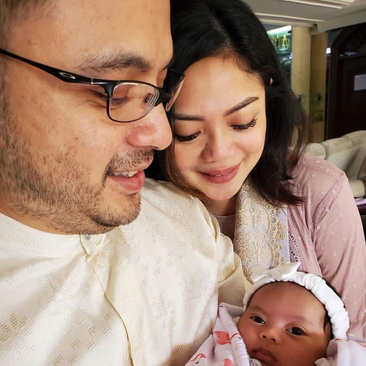 <p>Dalam keseluruhan acara, Danny terlihat begitu bahagia, Bunda. Ia pun tampak lebih banyak menggendong anak pertamanya tersebut. (Foto: Instagram @princessraiyah)</p>