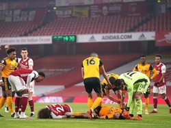 Ouch! David Luiz dan Raul Jimenez Adu Kepala di Udara