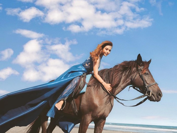 Selanjutnya ada Aurel Hermansyah yang tampil cantik saat menunggangi kuda. Dalam foto unggahannya di laman Instagram, nampaknya Aurel tengah melakukan sebuah pemotretan. Dengan long dress berwarna biru dan rambutnya yang terurai, anak sulung dari Anang Hermansyah ini terlihat begitu cantik. (Foto: Instragram.com/aurelie.hermansyah)