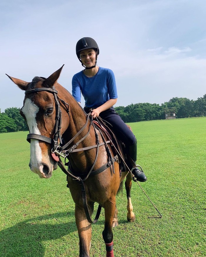 Kegiatan berkudapun menjadi salah satu kegiatan yang disukai oleh Puteri Indonesia Lingkungan, Jolene Marie. Wanita cantik yang satu ini mengatakan jika berkuda adalah hobinya sejak dahulu. Tak salah jika ia sering kali membagikan berbagai potretnya saat tengah menunggangi kuda. Dari berbagai foto unggahannya tersebut, Jolene Marie selalu sukses terlihat cantik saat menunggangi kuda. (Foto: Instragram.com/joleneemarie)