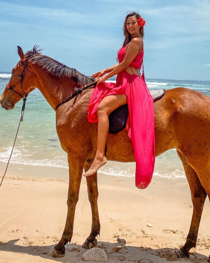 Menggunakan dress berwarna pink sembari menunggangi kuda, Indah Kalalo terlihat begitu cantik. Dalam foto unggahannya tersebut, Indah sedang berada di pantai dan berjalan santai dengan menunggangi kuda. Sembari tersenyum ke arah kamera, pemain sinetron yang satu ini terlihat begitu cantik. (Foto: Instragram.com/indahkalalo)