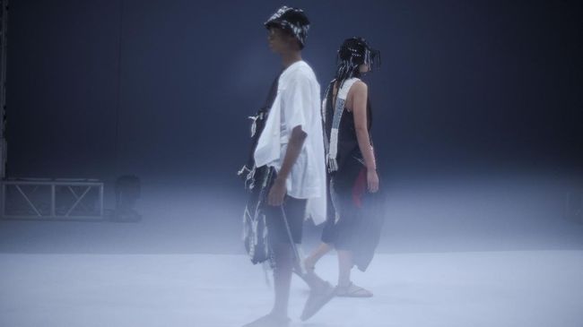 Setelah dua tahun Jakarta Fashion Week digelar secara daring akibat pandemi Covid-19, tahun ini JFW 2023 akan kembali digelar secara langsung atau luring.
